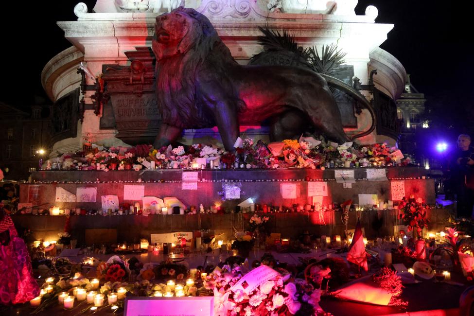 Des bougies brûlent parmi les fleurs et les messages sur un mémorial provisoire place de la République, en hommage aux victimes des attentats de 2015 à Paris, le 12 novembre 2025. La France commémore les dix ans de la pire attaque qu’elle ait connue depuis la Seconde Guerre mondiale, lorsque des hommes armés et des kamikazes jihadistes ont mené une série d’assauts coordonnés dans et autour de Paris dans la nuit du 13 novembre 2015, faisant 130 morts. L’organisation État islamique avait revendiqué l’attaque.