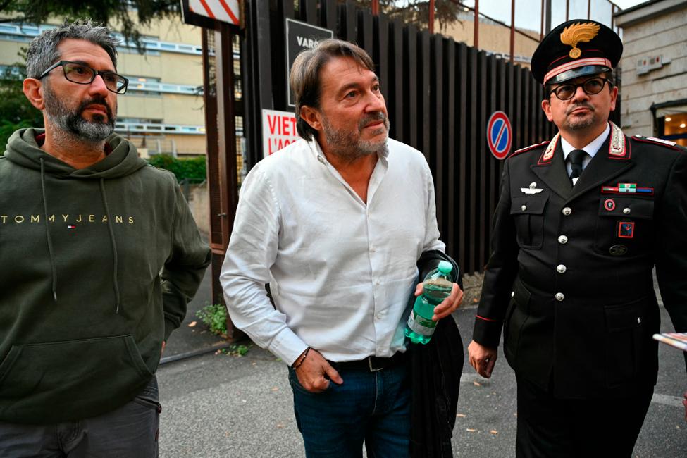 Sigfrido Ranucci, journaliste italien de l'émission d'investigation « Report », quitte le parquet pour s'adresser aux journalistes à Rome, le 17 octobre 2025. La voiture de Sigfrido Ranucci a explosé à Pomezia, près de Rome, provoquant également des dégâts à l'autre voiture de la famille et à la maison voisine, selon « Report », diffusée sur la télévision publique RAI. (Photo : Andreas SOLARO / AFP)
