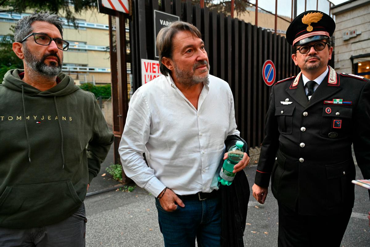 Sigfrido Ranucci, journaliste italien de l'émission d'investigation « Report », quitte le parquet pour s'adresser aux journalistes à Rome, le 17 octobre 2025. La voiture de Sigfrido Ranucci a explosé à Pomezia, près de Rome, provoquant également des dégâts à l'autre voiture de la famille et à la maison voisine, selon « Report », diffusée sur la télévision publique RAI. (Photo : Andreas SOLARO / AFP)