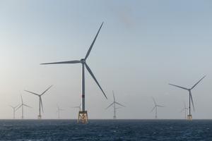 Des éoliennes offshore au large de Saint-Quay-Portrieux, en Bretagne.