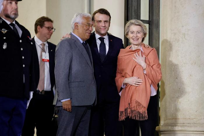 Emmanuel Macron aux côtés d'Ursula von der Leyen et du président du Conseil européen Antonio Costa après un sommet pour discuter de la situation en Ukraine et de la sécurité européenne à l'Elysée, le 17 février 2025.