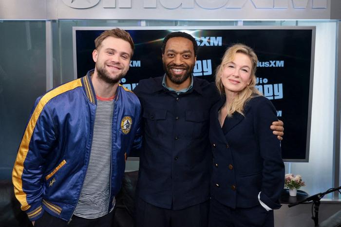 Leo Woodall, Chiwetel Ejiofor et Renée Zellweger assistent à l'assemblée générale de SiriusXM avec les acteurs de 'Bridget Jones : Mad About The Boy' présenté par Andy Cohen aux SiriusXM Studios le 14 février 2025 à New York.
