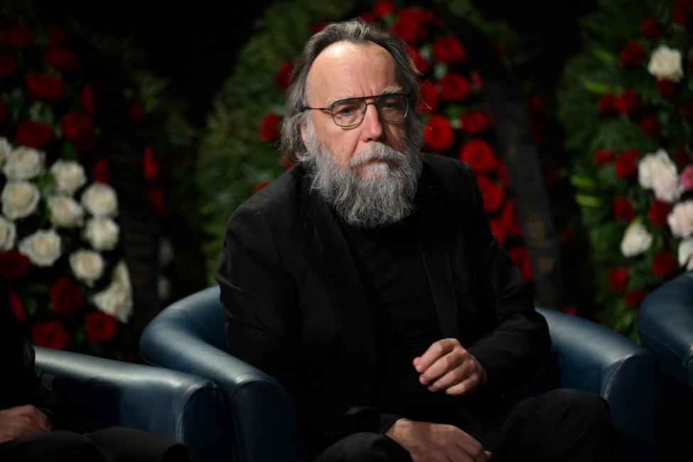 L'idéologue russe Alexandre Douguine assiste à la cérémonie d'adieu de sa fille Daria Douguine, tuée dans l'explosion d'une voiture piégée, le 23 août 2022.