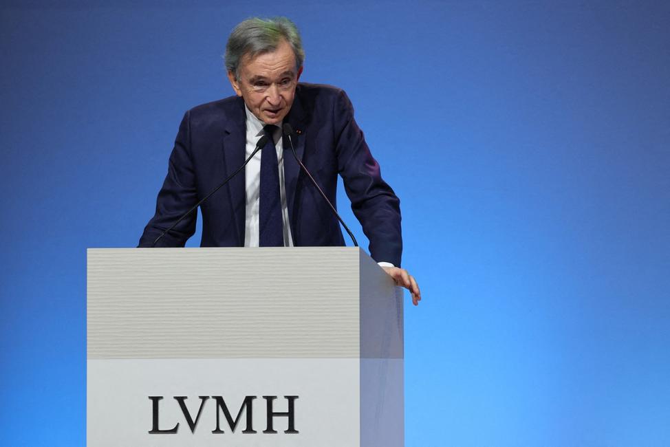 Bernard Arnault, PDG de LVMH, prononce un discours lors de la présentation des résultats financiers 2025 du groupe LVMH - géant français du luxe - dans le cadre de l'assemblée générale des actionnaires, à Paris, le 27 janvier 2026.
