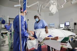Une chirurgienne spécialisée dans le cancer du sein avec une patiente pendant l'anesthésie avant une intervention chirurgicale, au bloc opératoire de la polyclinique Bordeaux Nord, dans le sud-ouest de la France.