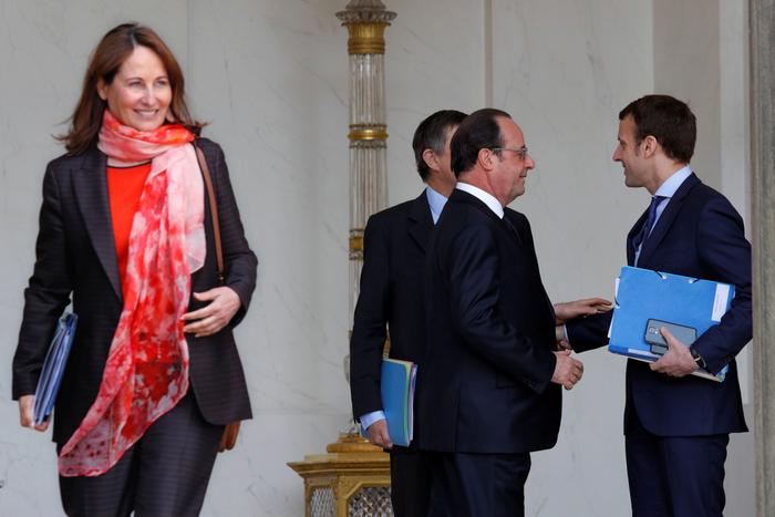 A la sortie du Conseil des ministres le 27 avril 2016, Emmanuel Macron serre la main du président Hollande. Au premier plan, Ségolène Royal.