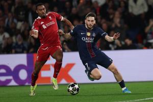 Khvicha Kvaratskhelia, se bat pour le ballon avec le milieu de terrain néerlandais de Liverpool, Ryan Gravenberch, lors du match aller des quarts de finale de la Ligue des champions entre le PSG et le Liverpool FC au stade Parc des Princes à Paris, le 8 avril 2026.