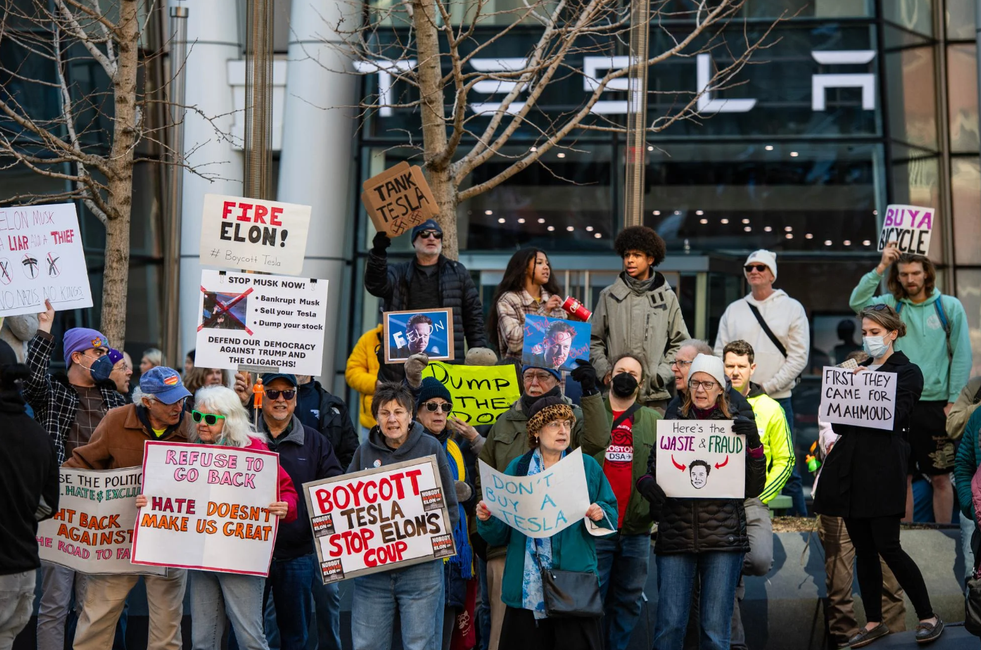 Une manifestation contre Elon Musk devant une concession Tesla à Boston, le 15 mars 2025.