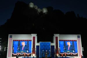 Le président américain Donald Trump prononce un discours lors des célébrations de la fête de l’Indépendance au mémorial national du mont Rushmore, à Keystone, dans le Dakota du Sud, le 3 juillet 2026.