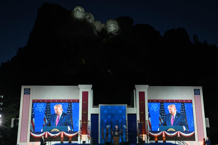Le président américain Donald Trump prononce un discours lors des célébrations de la fête de l’Indépendance au mémorial national du mont Rushmore, à Keystone, dans le Dakota du Sud, le 3 juillet 2026.