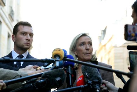 Le président du Rassemblement National, Jordan Bardella, et la présidente du groupe parlementaire du parti, Marine Le Pen, s'adressent à la presse à l'issue d'une rencontre avec le Premier ministre français à l'hôtel Matignon à Paris, le 17 septembre 2025.