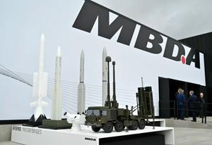 Un logo est représenté au-dessus de l'entrée du stand d'affichage du fabricant de missiles européen MBDA le jour d'ouverture du Farnborough International Airshow 2024, au sud-ouest de Londres, le 22 juillet 2024.