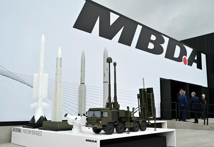 Un logo est représenté au-dessus de l'entrée du stand d'affichage du fabricant de missiles européen MBDA le jour d'ouverture du Farnborough International Airshow 2024, au sud-ouest de Londres, le 22 juillet 2024.