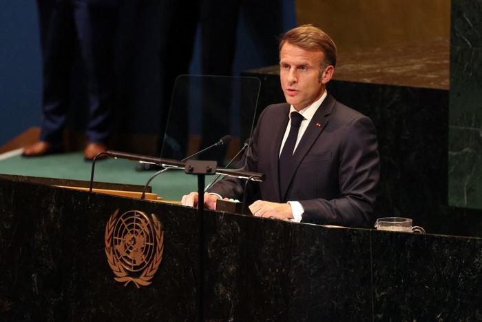 Le président français Emmanuel Macron s'exprime lors d'un sommet des Nations Unies sur les Palestiniens au siège de l'ONU, en marge de l'Assemblée générale des Nations Unies (AGNU) à New York, le 22 septembre 2025. La France et d'autres pays se préparent à reconnaître un État palestinien alors que la semaine diplomatique centrale de l'ONU a débuté lundi, après une vague de gouvernements occidentaux qui ont symboliquement approuvé la création d'un État et déclenché la colère d'Israël. (Photo de Ludovic MARIN / AFP)