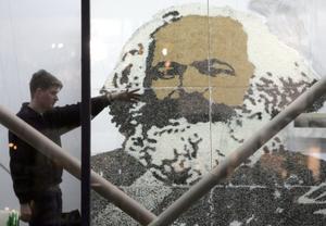 Un artiste achève une installation présentant un portrait géant du philosophe et historien allemand Karl Marx, dans une galerie berlinoise.