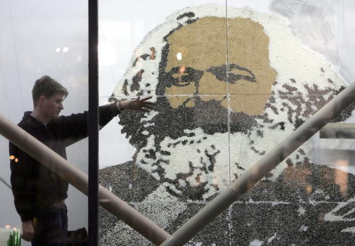 Un artiste achève une installation présentant un portrait géant du philosophe et historien allemand Karl Marx, dans une galerie berlinoise.