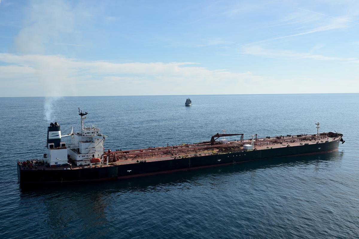 Le pétrolier Boracay, membre de la « flotte fantôme » russe, soupçonné d'être impliqué dans des vols de drones au-dessus du Danemark.  (Photo de Damien MEYER / AFP)