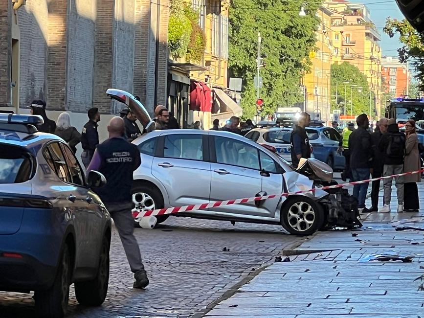 Des policiers interviennent sur les lieux après qu'un conducteur a blessé huit personnes, dont deux grièvement, en roulant sur un trottoir à Modène le 16 mai 2026. 