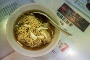 Un bol de nouilles artisanales, préparées selon la technique traditionnelle du bambou, dans un restaurant de Hong Kong. 