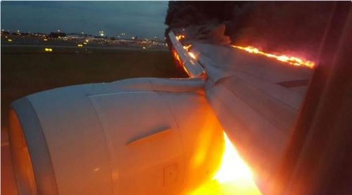 Le Boeing 777-300ER assurant le vol long-courrier "Singapour-Milan" le 27 juin 2016, en proie aux flammes au sol.