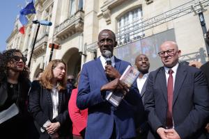 Le maire de Saint-Denis, Bally Bagayoko, s'adresse à ses partisans, après la première séance du nouveau conseil municipal de Saint-Denis, le 21 mars 2026.