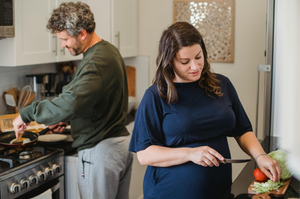 Un couple préparant le repas. 