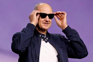 Le président-directeur général de Siemens AG, Roland Busch, met en avant les lunettes intelligentes Rayban Meta intégrant l'IA lors d'une conférence de presse de Siemens au Consumer Electronics Show (CES) annuel à Las Vegas, Nevada, le 6 janvier 2026.