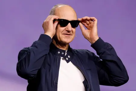 Le président-directeur général de Siemens AG, Roland Busch, met en avant les lunettes intelligentes Rayban Meta intégrant l'IA lors d'une conférence de presse de Siemens au Consumer Electronics Show (CES) annuel à Las Vegas, Nevada, le 6 janvier 2026.