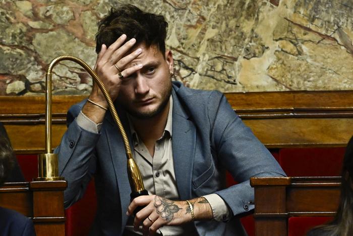 Raphaël Arnault sur les bancs du Parlement