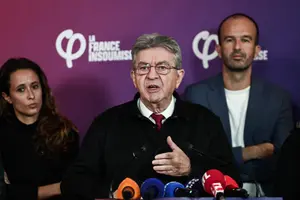 Jean-Luc Mélenchon s'exprime lors d'une conférence de presse au siège du parti à Paris le 6 octobre 2025.