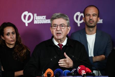 Jean-Luc Mélenchon s'exprime lors d'une conférence de presse au siège du parti à Paris le 6 octobre 2025.