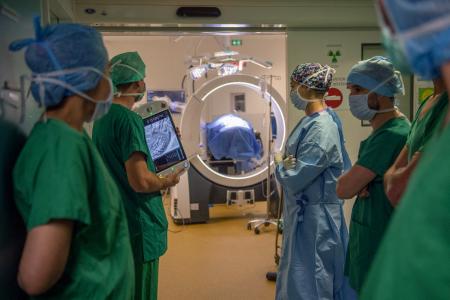 Une équipe chirurgicale utilise le système d'imagerie médicale en temps réel Loop-X pour sécuriser l'intervention sur la colonne vertébrale d'une patiente atteinte d'un cancer du sein métastatique.