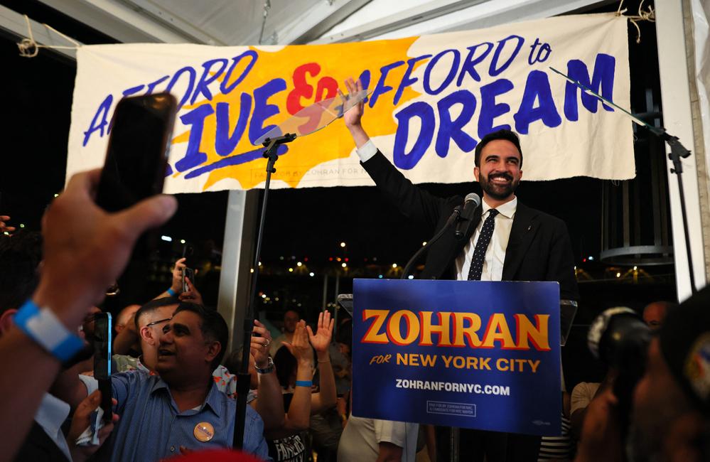 Le candidat à la mairie de New York, Zohran Mamdani, salue ses partisans lors d'un rassemblement électoral, le 24 juin 2025, dans le quartier de Long Island City, dans le Queens, à New York.