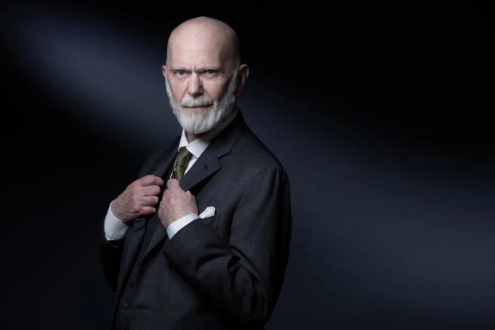 Renaud Camus, pose lors d'une séance photo, à Paris, le 9 décembre 2021.