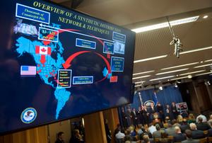 Le procureur général adjoint des États-Unis, Rod Rosenstein, annonce des mises en accusation visant à empêcher l'entrée du fentanyl et d'autres opiacés aux États-Unis lors d'une conférence de presse au ministère de la Justice à Washington, le 17 octobre 2017.