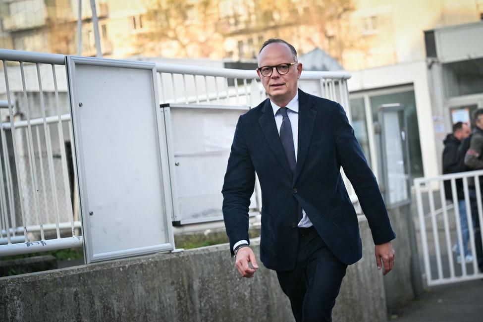 Édouard Philippe quitte les bureaux de vote après avoir voté lors du second tour des élections municipale de 2026 au Havre, le 22 mars 2026.