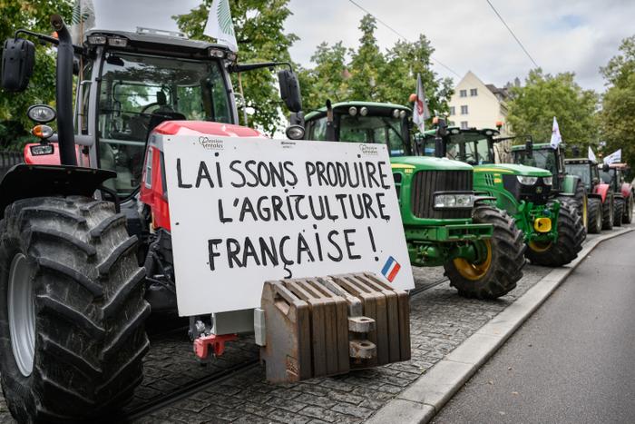 Manifestation d'agriculteurs exigeant la fin des sur-réglementations affectant leur compétitivité