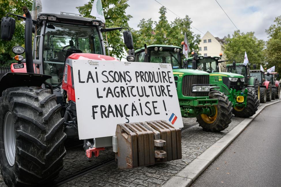 Manifestation d'agriculteurs exigeant la fin des sur-réglementations affectant leur compétitivité