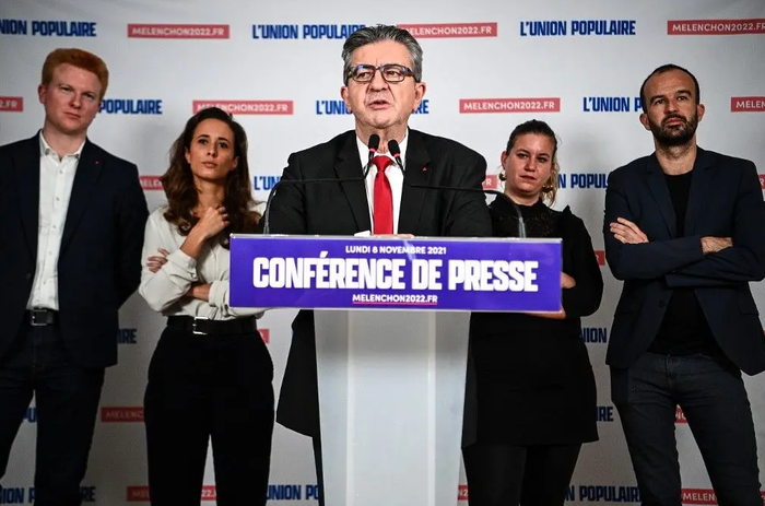 Jean-Luc Mélenchon et des représentants de La France insoumise lors d'une conférence de presse.