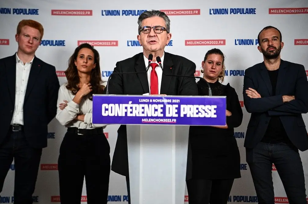 Jean-Luc Mélenchon et des représentants de La France insoumise lors d'une conférence de presse.