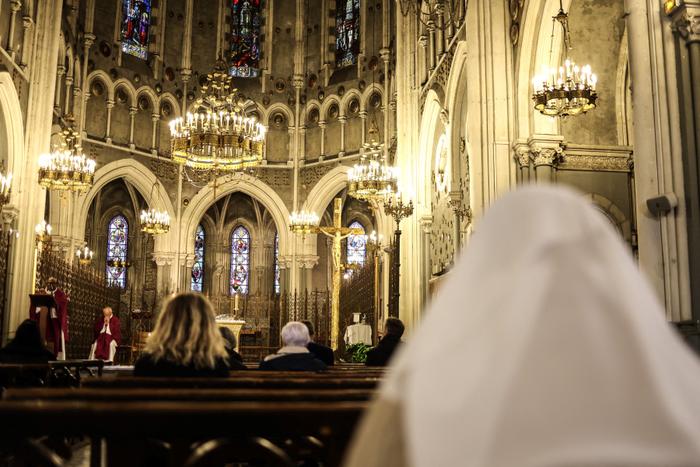 Les fidèles assistent à la messe du matin dans la basilique de l'Immaculée Conception du sanctuaire de Lourdes, à Lourdes, le 31 mars 2023.