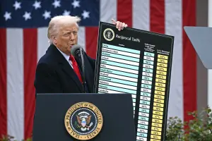 Donald Trump avait prononcé un discours sur les droits de douane réciproques avec l'aide d'un graphique dans la roseraie de la Maison-Blanche à Washington, le 2 avril 2025. (Image d'illustration)