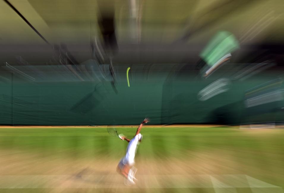 L'Allemand Alexander Zverev sert face à l'Américain Taylor Fritz lors de leur quart de finale du simple messieurs, au dixième jour du tournoi de Wimbledon 2026, au All England Lawn Tennis and Croquet Club de Wimbledon, dans le sud-ouest de Londres, le 8 juillet 2026.