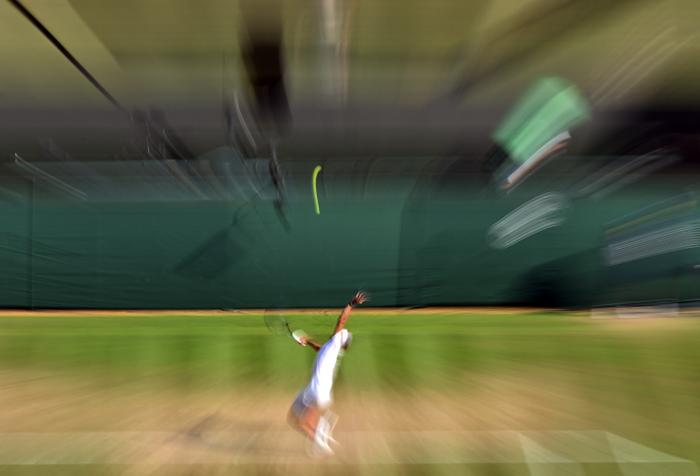 L'Allemand Alexander Zverev sert face à l'Américain Taylor Fritz lors de leur quart de finale du simple messieurs, au dixième jour du tournoi de Wimbledon 2026, au All England Lawn Tennis and Croquet Club de Wimbledon, dans le sud-ouest de Londres, le 8 juillet 2026.