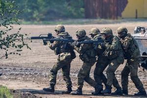 Des soldats de la Bundeswehr des forces armées allemandes effectuent un exercice lors d'une pratique éducative de la VJTF de l'OTAN à Munster, le 20 mai 2019.
