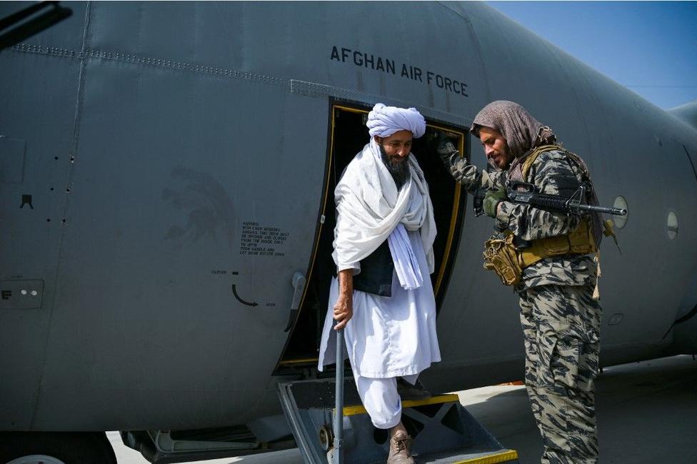 Un membre des talibans sort d'un Air Force Afghan dans l'aéroport de Kaboul.