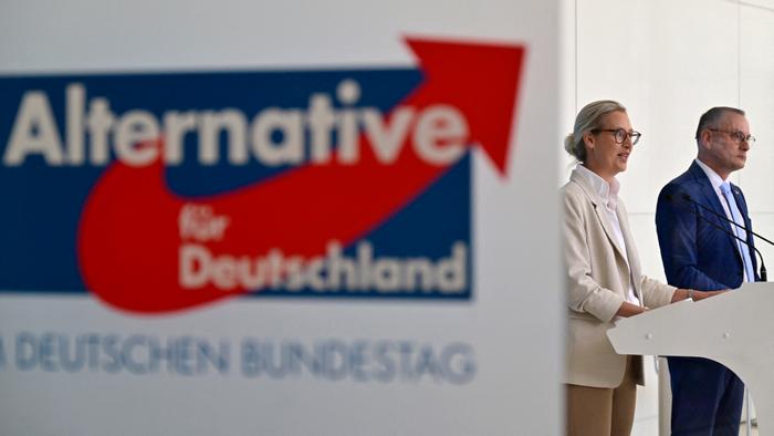 Les co-dirigeants du parti d'extrême droite Alternative pour l'Allemagne (AfD), Tino Chrupalla (à droite) et Alice Weidel, s'expriment lors d'une conférence de presse après une réunion du groupe parlementaire AfD à Berlin, le 5 juillet 2025.