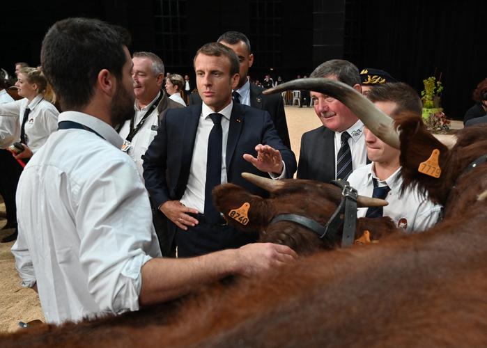Emmanuel Macron s'entretient avec des agriculteurs le 4 octobre 2019, lors d'une visite au Sommet de l'élevage à Cournon d'Auvergne, près de Clermont-Ferrand.