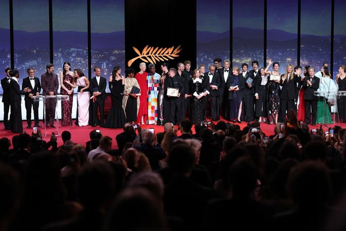 Les lauréats posent sur scène avec leurs prix à la fin de la cérémonie de clôture de la 79e édition du Festival de Cannes, à Cannes, dans le sud de la France, le 23 mai 2026.