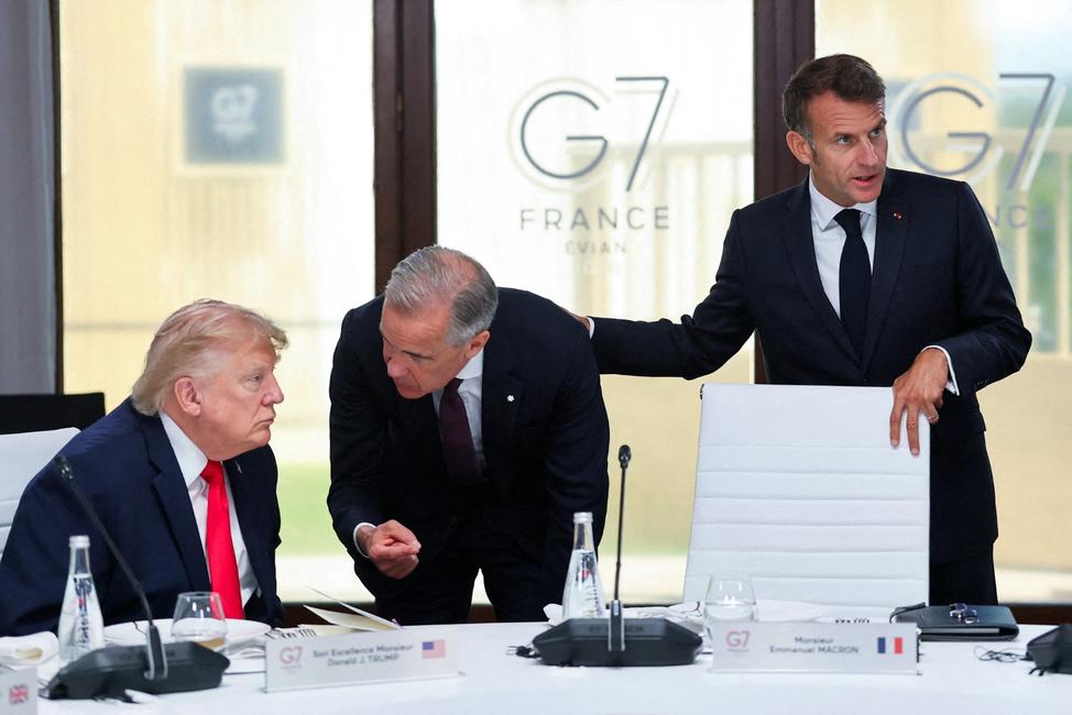 Le président américain Donald Trump s'entretient avec le Premier ministre canadien Mark Carney, aux côtés du président français Emmanuel Macron, lors d'un déjeuner de travail organisé dans le cadre du sommet du G7 à Évian, dans l'est de la France, le 16 juin 2026.